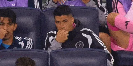 真人百家乐游戏官网-替补待命，苏亚雷斯坐在替补席上啃起了手指