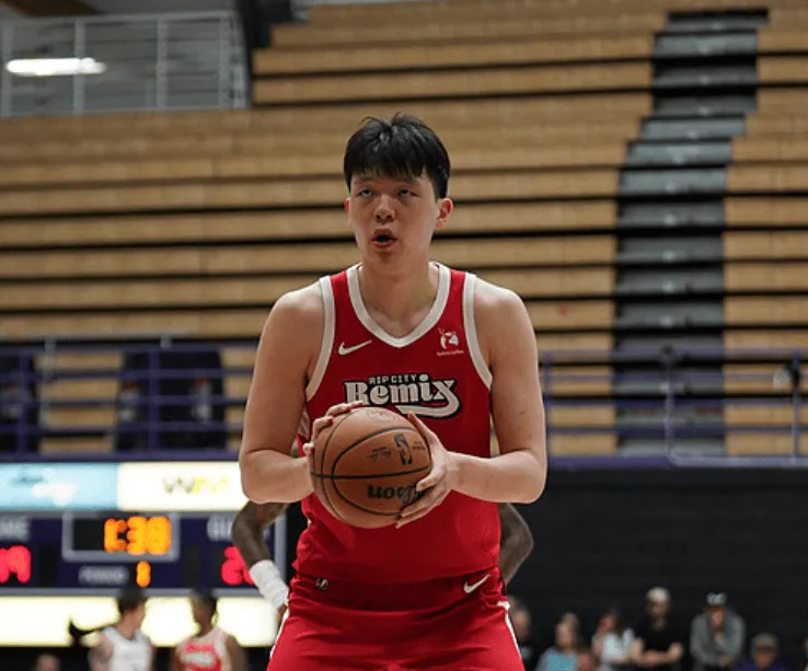 杨瀚森G联赛半场15分钟，投篮8中8得到17分3篮板2助攻1抢断