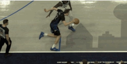 百家乐平台-毫厘之间！弗拉格在兰德尔贴防下踩线出界 独行侠挑战失败！