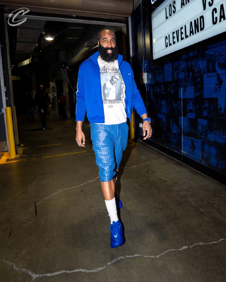 真人百家乐游戏官网-客战湖人！骑士入场穿搭：哈登蓝白配最亮眼 米切尔简约白配棕