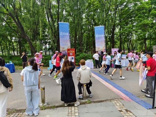 真人百家乐游戏官网-一根绳子,六道光——一场让视障跑者被“看见”的六天六马挑战